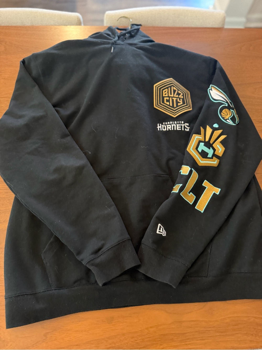 New Era Men's Black Charlotte Hornets 'Buzz City' Crewneck Pullover